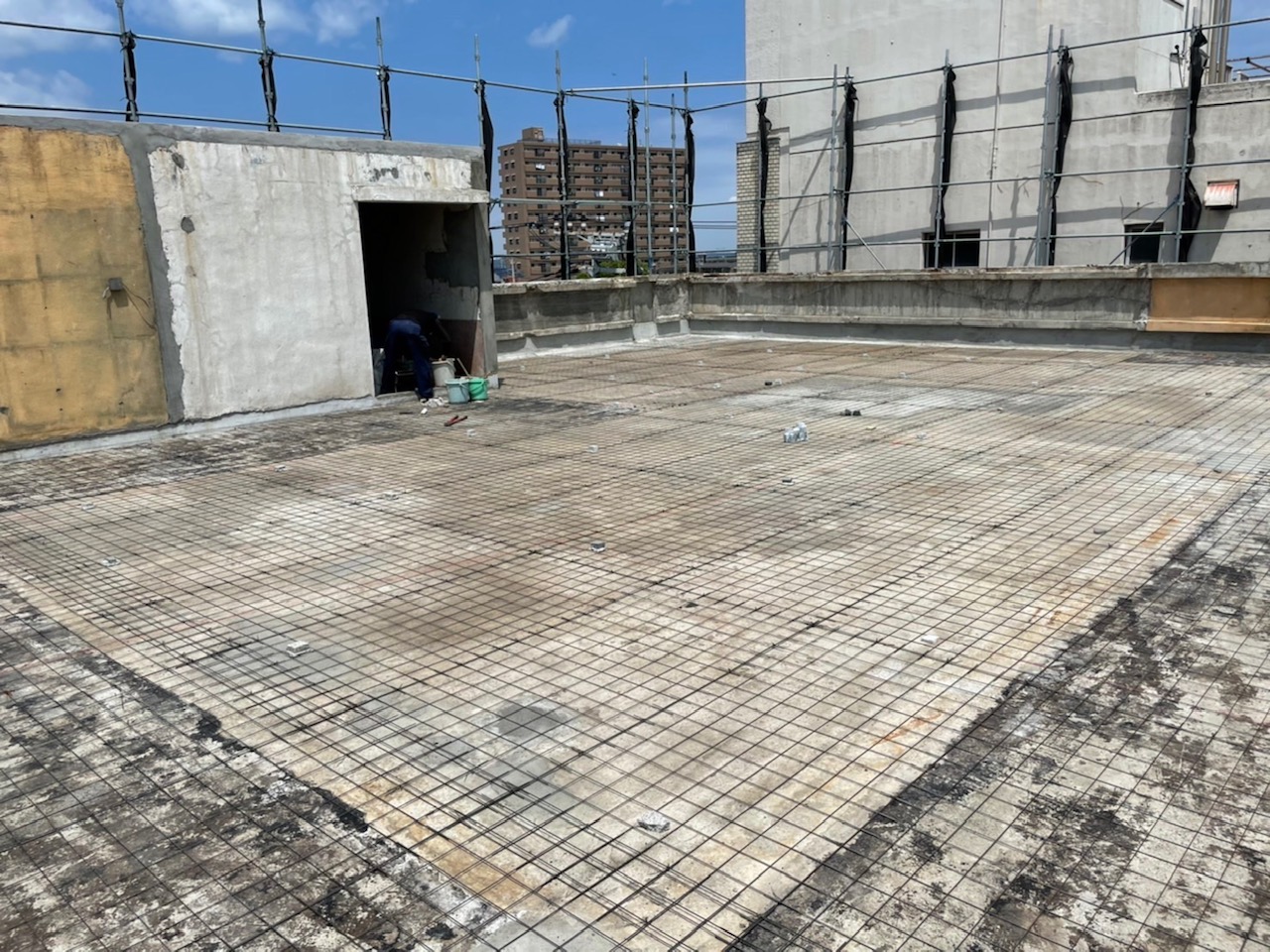 木更津市中央 木更津中央改修工事計画 3F、階段室上の防水コンの打設