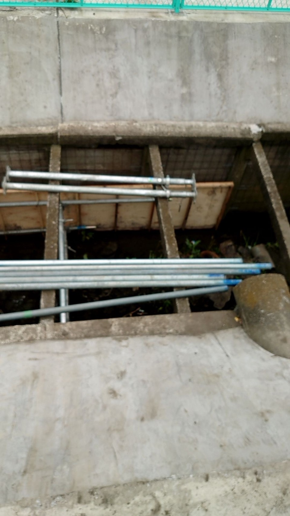千葉市中央区 下水道施設改修工事 川の側面、法面の改修補強工事